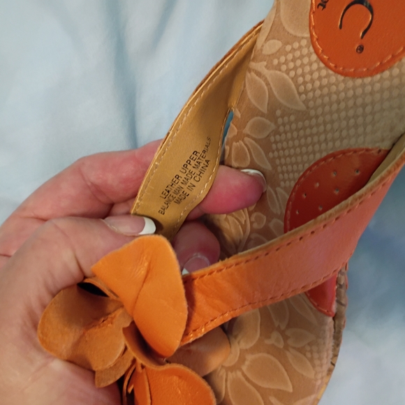 b.o.c. Women's Metallic Orange Floral Sandals Sz 8 EUC - Picture 7 of 8